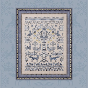 Puede incluir: Un bordado de punto de cruz enmarcado que presenta un diseño floral azul y amarillo con pájaros y zorros. El diseño está sobre un fondo de lino blanco.