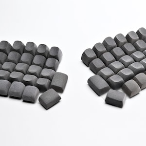 Peut inclure: Ensemble de trois tasses en céramique avec une finition mate et mouchetée. Chaque tasse est de couleur différente : bleu clair, crème et grise. Les tasses ont un design simple et moderne avec une anse confortable.