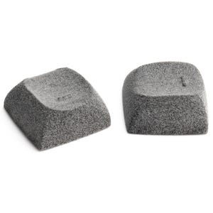 Peut inclure: Deux touches de clavier mécanique grises avec une surface texturée et granuleuse. Chaque touche présente une surface supérieure concave et une base carrée. Une touche comporte une petite marque horizontale en relief sur le côté droit.