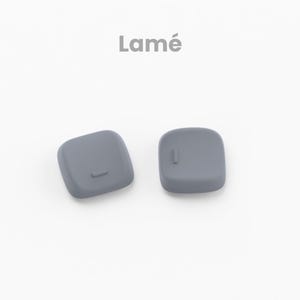 以下が含まれることがあります： 2つのグレーのプラスチック製のキーキャップに「L」の文字が印刷されています。キーキャップはメカニカルキーボードに適合するように設計されています。