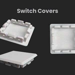 以下が含まれることがあります： 黒い背景に、3つの異なる角度から見た白いスイッチカバー。カバーは正方形で、中央がくぼみ、縁に切り込みが入っています。「Switch Covers」の文字が上部に表示されています。