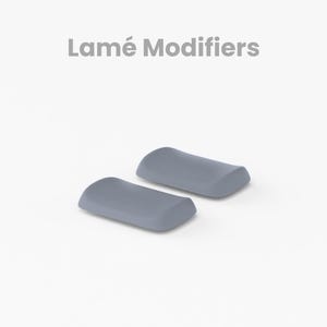 以下が含まれることがあります： メカニカルキーボード用のグレーの湾曲したプラスチック製キーキャップ2つ。キーキャップには「Lamé Modifiers」とラベル付けされています。