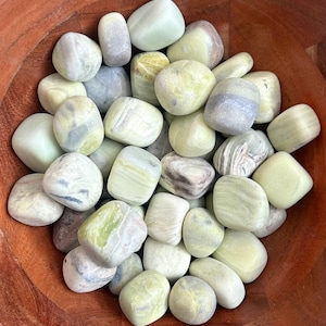 Natural green serpentine tumble