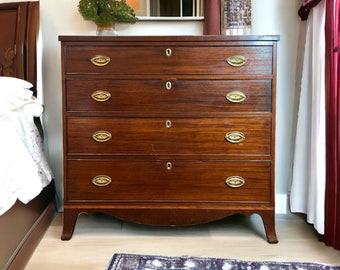 American Federal Hepplewhite Mahogany Chest of Drawers