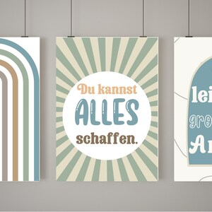 Puede incluir: Tres carteles motivacionales con un dise&ntilde;o retro. El primer cartel tiene un dise&ntilde;o de arco&iacute;ris con el texto "Puedes hacer todo lo que te propongas." El segundo cartel tiene un dise&ntilde;o de rayos de sol con el texto "Puedes hacer todo." El tercer cartel tiene un dise&ntilde;o de arco azul con el texto "Puedes lograr grandes cosas."