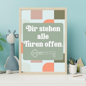 Puede incluir: Una impresi&oacute;n enmarcada con un fondo verde y texto blanco que dice "Dir stehen alle T&uuml;ren offen." El texto est&aacute; en un estilo de fuente retro. La impresi&oacute;n tiene un patr&oacute;n geom&eacute;trico de cuadrados y semic&iacute;rculos de color melocot&oacute;n, azul claro y marr&oacute;n.