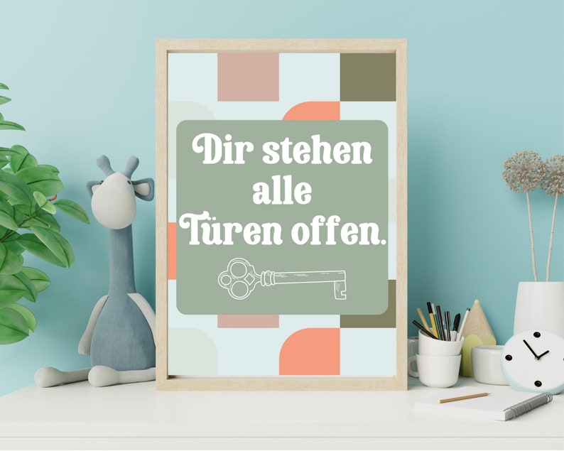 Puede incluir: Una impresi&oacute;n enmarcada con un fondo verde y texto blanco que dice "Dir stehen alle T&uuml;ren offen." El texto est&aacute; en un estilo de fuente retro. La impresi&oacute;n tiene un patr&oacute;n geom&eacute;trico de cuadrados y semic&iacute;rculos de color melocot&oacute;n, azul claro y marr&oacute;n.