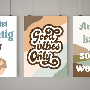 Puede incluir: Tres p&oacute;sters de arte de pared imprimibles con citas motivacionales. El primer p&oacute;ster es blanco con una ilustraci&oacute;n de dibujos animados de una persona con los brazos cruzados y el texto "You are enough". El segundo p&oacute;ster tiene un fondo abstracto de color marr&oacute;n, beige y azul con el texto "Good vibes only" en marr&oacute;n. El tercer p&oacute;ster tiene un fondo abstracto marr&oacute;n, beige y verde con el texto "Aus dem Chaos kann so viel werden" en verde.