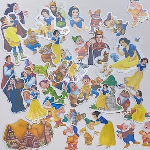 Op de afbeelding: Een verzameling kleurrijke stickers met personages en scènes uit de animatiefilm "Sneeuwwitje en de zeven dwergen". De stickers tonen Sneeuwwitje, de boze koningin, de prins en de zeven dwergen in verschillende poses.