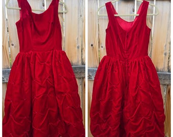 Vestido de cóctel vintage de terciopelo rojo de los años 50 / Falda burbuja con pliegues y tachuelas de diamantes (rara) / Auténtico vestido de fiesta de alta costura de mediados de siglo, talla XS