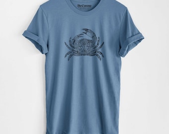 Könnte beinhalten: Ein hellblaues T-Shirt mit einer schwarz-weißen Illustration eines Krebses auf der Vorderseite. Das Shirt hat einen Rundhalsausschnitt und kurze Ärmel. Der Text "BeCause" ist auf dem Shirt aufgedruckt.