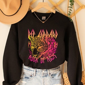 Def Lep Rock of Ages Neon Leopard Konzert Gildan Unisex Heavy Blend Rundhals-Sweatshirt | Die Nichts Farm