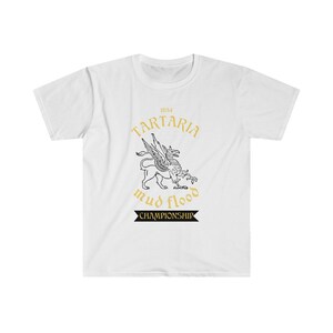 K&ouml;nnte beinhalten: Wei&szlig;es T-Shirt mit einer schwarz-wei&szlig;en Grafik eines gefl&uuml;gelten L&ouml;wen mit dem Text "1834 Tartaria mud flood championship" in Gold.