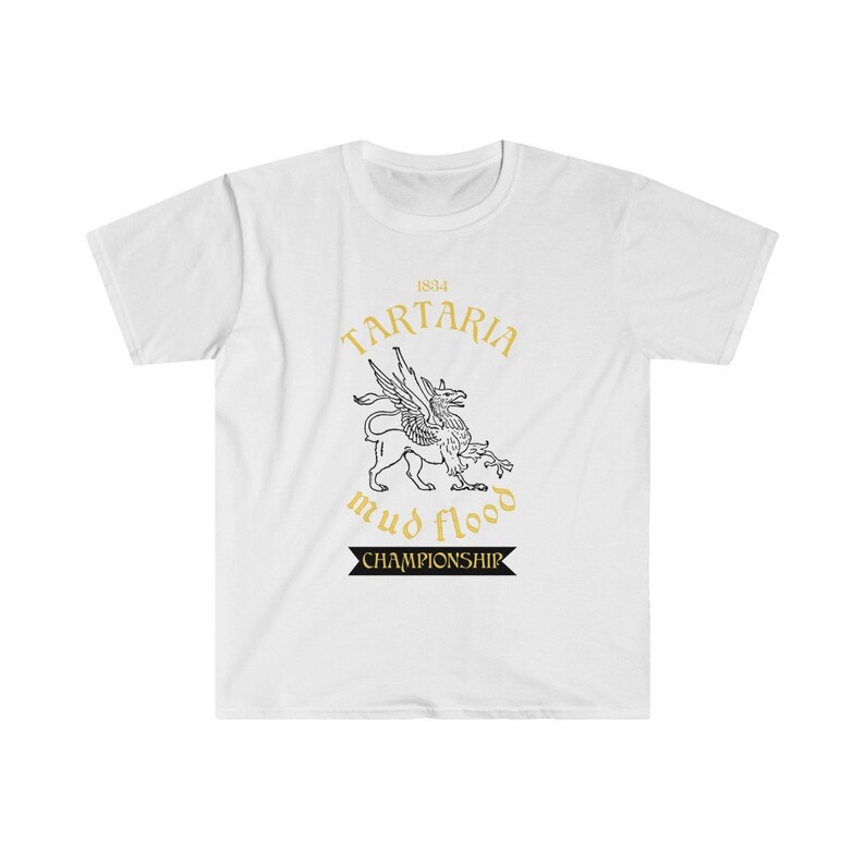 K&ouml;nnte beinhalten: Wei&szlig;es T-Shirt mit einer schwarz-wei&szlig;en Grafik eines gefl&uuml;gelten L&ouml;wen mit dem Text "1834 Tartaria mud flood championship" in Gold.