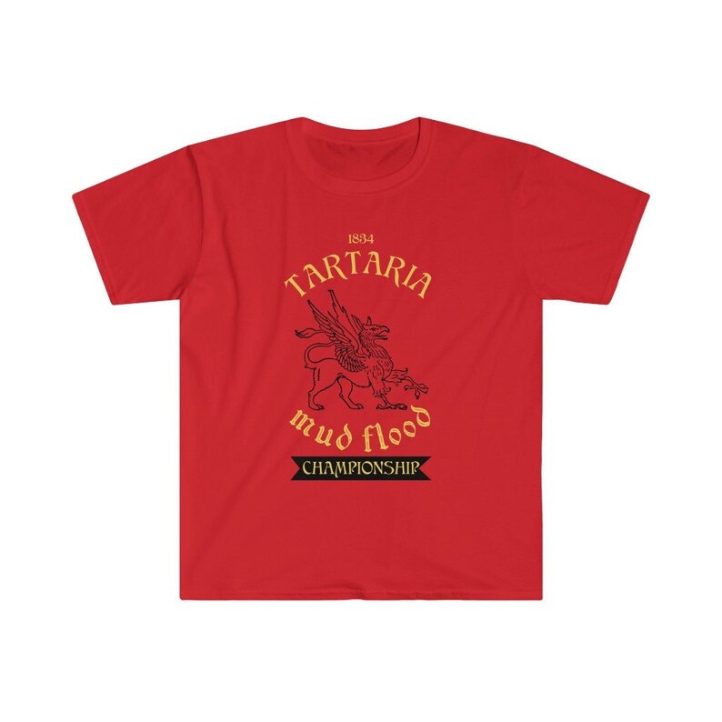 K&ouml;nnte beinhalten: Rotes T-Shirt mit einer goldenen Grafik einer gefl&uuml;gelten Kreatur mit dem Text "1834 Tartaria mud flood championship"