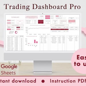 Puede incluir: Una pantalla de ordenador que muestra una hoja de cálculo de Google Sheets con el título "Trading Dashboard Pro". La hoja de cálculo contiene varios gráficos y tablas relacionados con el rendimiento del trading, incluyendo una sección de resumen, un gráfico que muestra la evolución del saldo y una tabla con información detallada sobre las transacciones. La pantalla está sobre un escritorio de madera con un fondo rosa y blanco. El texto "Fácil de usar" se muestra en un círculo rosa debajo de la pantalla del ordenador. Los textos "Descarga instantánea" y "Manual PDF" se muestran debajo del círculo rosa.