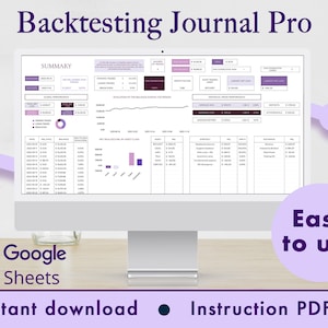 Puede incluir: Una pantalla de ordenador que muestra una hoja de cálculo de Google Sheets titulada "Backtesting Journal Pro". La hoja de cálculo contiene datos y gráficos relacionados con el comercio. La pantalla está sobre un escritorio de madera con un vaso de agua. El texto "Fácil de usar" se muestra en un círculo morado en el lado derecho de la imagen. El texto "Descarga instantánea" y "PDF de instrucciones" se muestra en la parte inferior de la imagen.