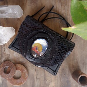 Augur polvoriento / Estuche de cuero reciclado cosido a mano para naipes / cartas incluidas / páramo surrealista / ambiente distópico