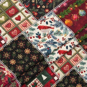 Könnte beinhalten: Ein Patchwork-Quilt mit Weihnachtsmotiv. Der Quilt zeigt verschiedene Quadrate mit Mustern wie Herzen, Vögeln, Schneeflocken und Weihnachtsschmuck. Die Farbpalette umfasst Rot, Grün, Weiß und Schwarz.