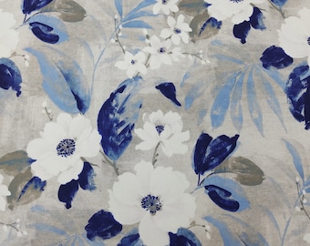 Blauwe bloemenstof, witte bloemenprint, bekledingsstof op maat gesneden