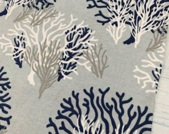 Puede incluir: Tela gris con un patrón de arrecife de coral blanco y azul. El coral está estilizado y tiene un diseño gráfico.
