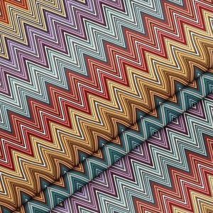 Puede incluir: Una colorida tela con estampado de zigzag con una mezcla de rojo, naranja, amarillo, verde azulado, morado y blanco. La tela está doblada, mostrando el diseño repetitivo. Este textil es adecuado para varios proyectos de costura.