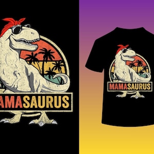 Op de afbeelding: Zwart T-shirt met een cartoon dinosaurus met een zonnebril en een rode bandana. De dinosaurus staat tegen een zonsondergang met palmbomen. De tekst "MAMASAURUS" staat eronder.
