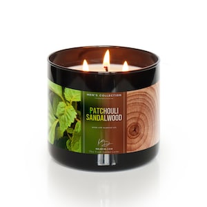 Puede incluir: Un tarro de vela de vidrio negro con una vela de tres mechas en su interior. La etiqueta dice "Colección de Hombres Pachulí Sándalo hecho con aceites esenciales" y "Naladak.com 15oz 3-wick Scented Candle".