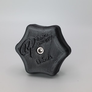 以下が含まれることがあります： 中央に銀色のネジが付いた、黒色のプラスチック製の星形ノブ。ノブには「Astro Designs」と「U.S.A.」の文字が印刷されています。