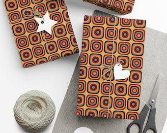 Può includere: Tre scatole regalo avvolte in carta marrone con un motivo geometrico retrò di quadrati e cerchi arancioni, rossi e marroni. Le scatole sono legate con spago e decorate con stelle e cuori di carta bianca.