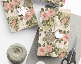 Puede incluir: Papel de regalo con un estampado de periódico vintage con rosas rosas, mariposas y la palabra "París".