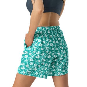 Hawaiian Flowers Printed Athletic Shorts, Floral All over Print Gym Workout Shorts, Comfy Summer Fitness Shorts with Pockets, Elastic Waist