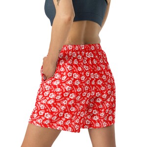 Hawaiian Flowers Printed Athletic Shorts, Floral All over Print Gym Workout Shorts, Comfy Summer Fitness Shorts with Pockets, Elastic Waist