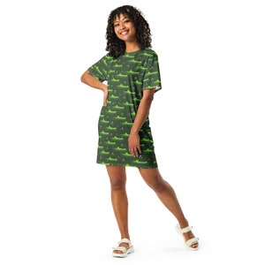 Alligators Printed T-shirt Dress for Women, Crocodile Lover Gift, Aesthetic Fashion Dress Shirt, Cute Loungewear Shirt, Casual Beach Dress