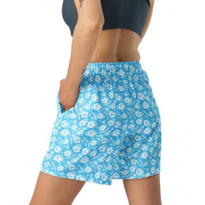 Hawaiian Flowers Printed Athletic Shorts, Floral All over Print Gym Workout Shorts, Comfy Summer Fitness Shorts with Pockets, Elastic Waist