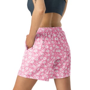 Hawaiian Flowers Printed Athletic Shorts, Floral All over Print Gym Workout Shorts, Comfy Summer Fitness Shorts with Pockets, Elastic Waist
