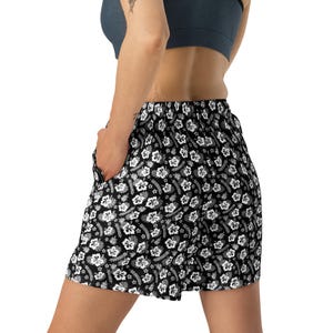 Hawaiian Flowers Printed Athletic Shorts, Floral All over Print Gym Workout Shorts, Comfy Summer Fitness Shorts with Pockets, Elastic Waist
