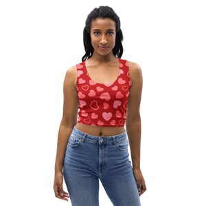 Hearts Printed Women Tank Top, Valentine’s Day Sleeveless Cropped Tank Top Shirt, Workout Fitness Athletic Top, Valentine Day Gifts for Her