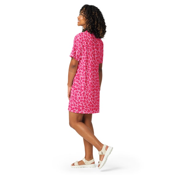 Pink Cheetah Leopard Printed T-shirt Dress, Designer Festival Fashion all over Print Dress, Boho Hippie Y2K Festival Shirt Dress, LoungeWear Pink Cheetah Leopard Printed T-shirt Dress, Designer Festival Fashion all over Print Dress, Boho Hippie Y2K Festival Shirt Dress, LoungeWear