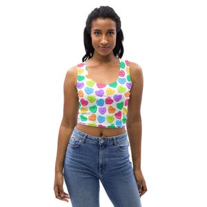 Hearts Printed Women Tank Top, Valentine’s Day Sleeveless Cropped Tank Top Shirt, Workout Fitness Athletic Top, Valentine Day Gifts for Her