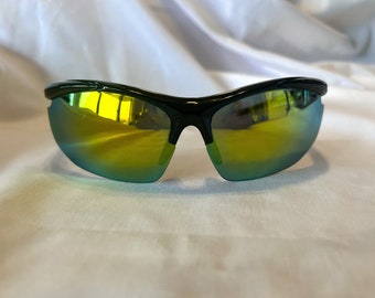 Könnte beinhalten: Schwarze Sonnenbrille mit gelben und grünen verspiegelten Gläsern.