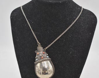 Flacone vintage tibetano per tabacco da fiuto e profumo, placcato in argento, con decorazioni tribali di corallo e turchese, 6,5 cm.