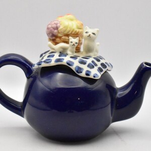 Vintage Novelty Cats on a Picnic Blanket Teapot Collectible