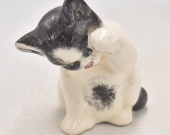 Statuetta di gatto vintage in bianco e nero, statua ornamentale in ceramica decorativa