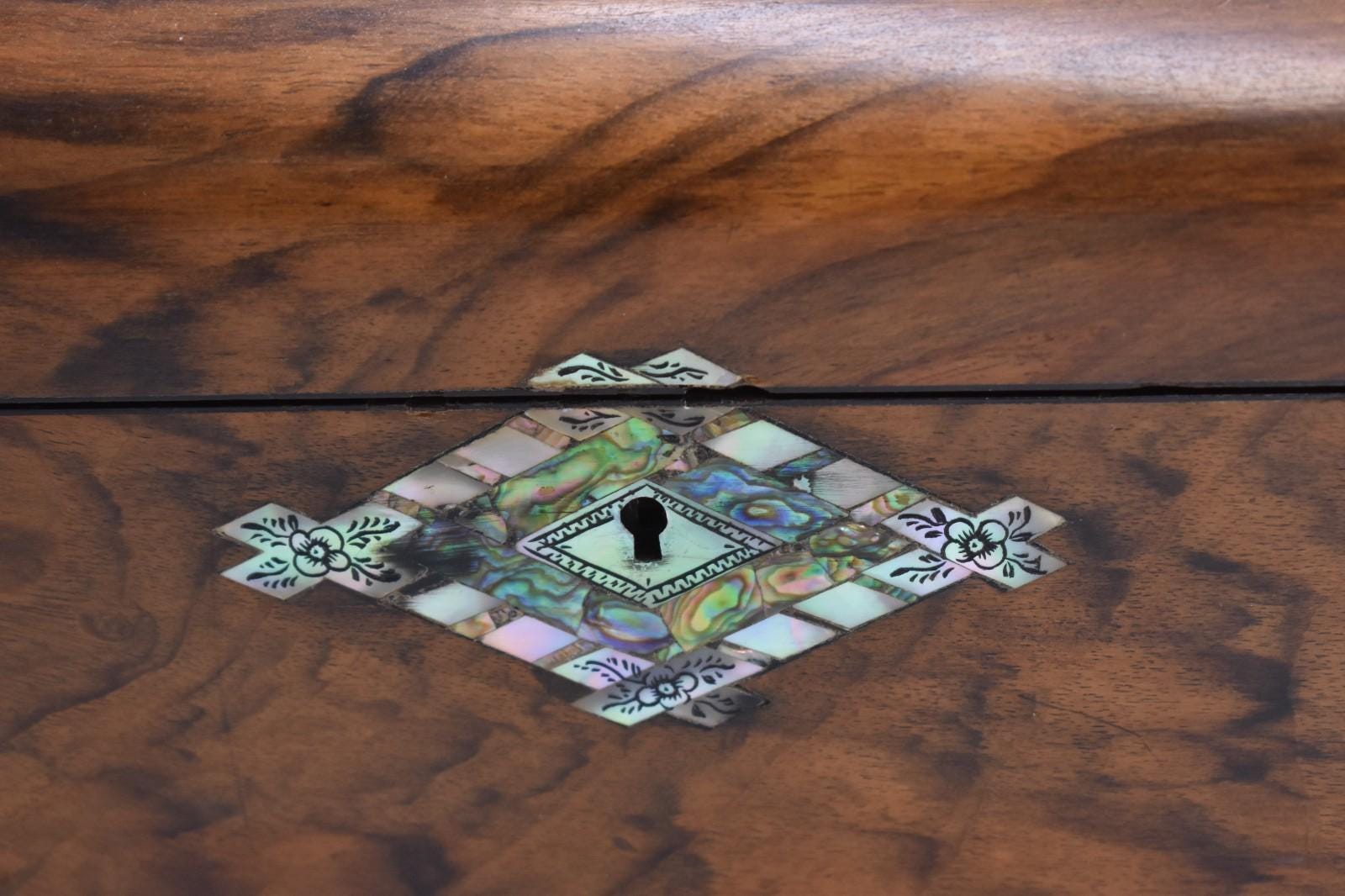 アンティークビクトリア朝のバールウォルナットとマザーオブパール象嵌