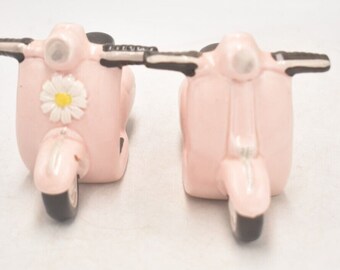 Vintage rosa Vespa Scooter salero y pimentero, ollas, juego de cruet