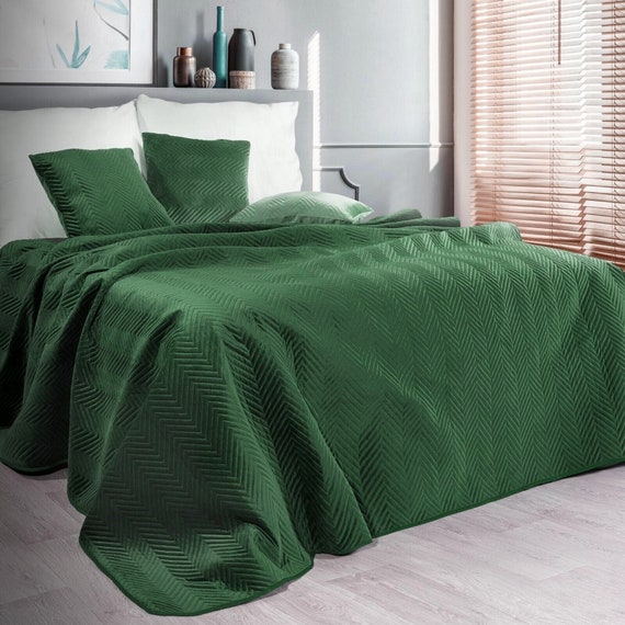 DECORATORE HOME & STYLE – Tagesdecke aus gestepptem Velours – gesteppte Bettüberwurfdecke mit personalisierter Stickerei – 230 x 260 cm – dunkelgrüne Tanne