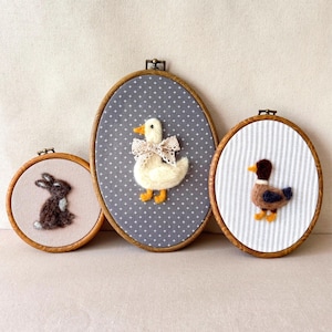 Personalized Goose Wall Art – Custom Name Nursery Decor – Needle Felted Animal in Oval Embroidery Hoop – Baby Shower Gift