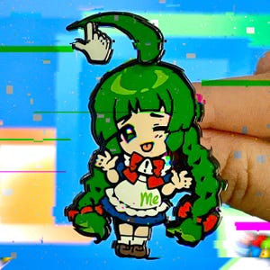 Pode incluir: Um alfinete de esmalte colorido com um personagem de desenho animado com cabelo verde e um vestido azul. O alfinete tem um avental branco com a palavra "Me" e um cursor de mão apontando para a cabeça do personagem.