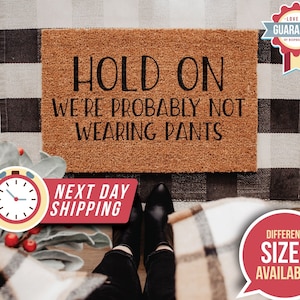Espera, probablemente no llevamos pantalones, felpudo divertido, regalo divertido, felpudo de bienvenida, felpudo para no llevar pantalones, felpudo divertido de bienvenida, regalo de cierre